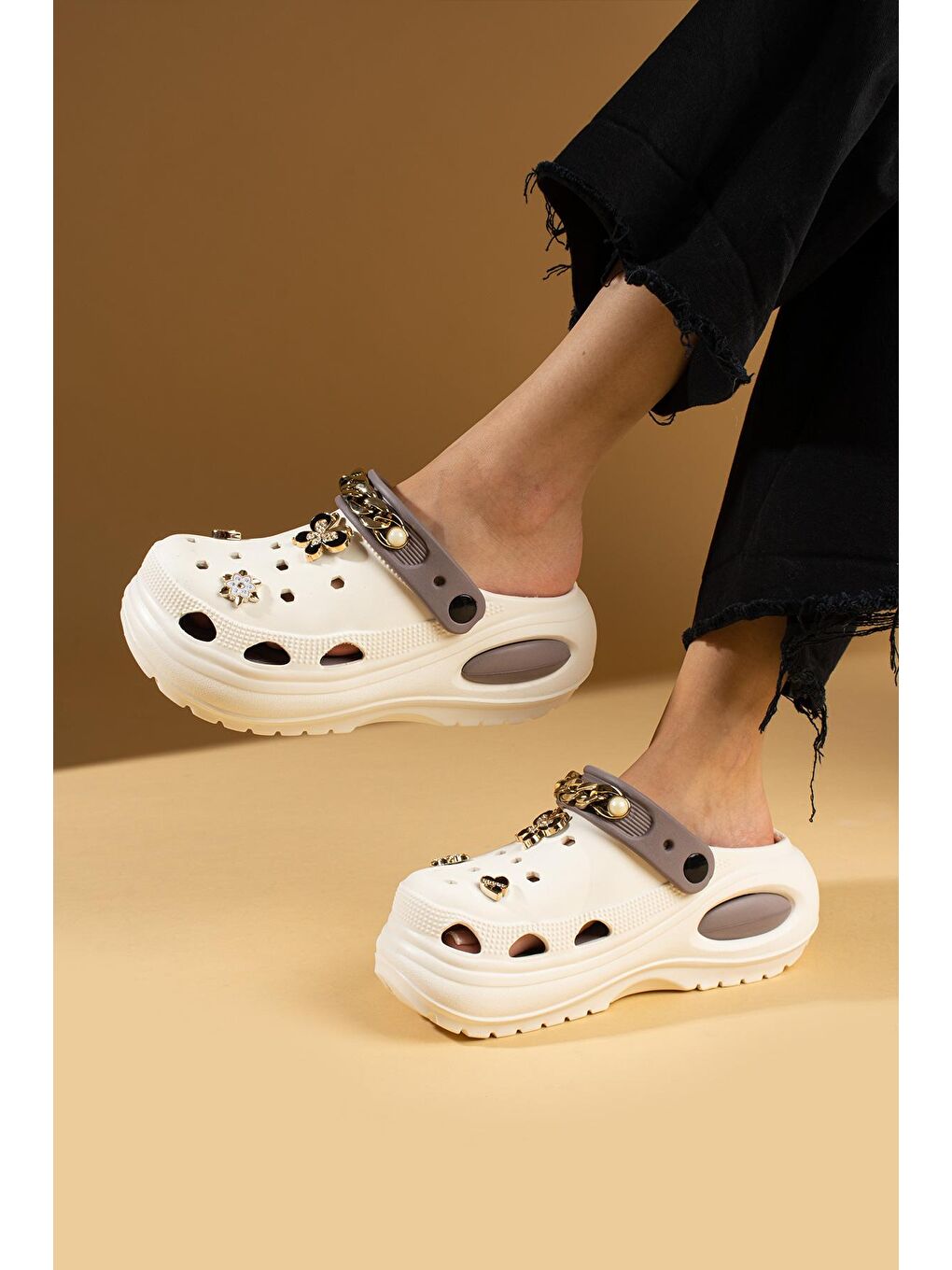 Yüksek Taban Kelebek Ve Çiçek Tokalı Zincir Detaylı Eva Kadın Sandalet DNZ227-24Bej-2