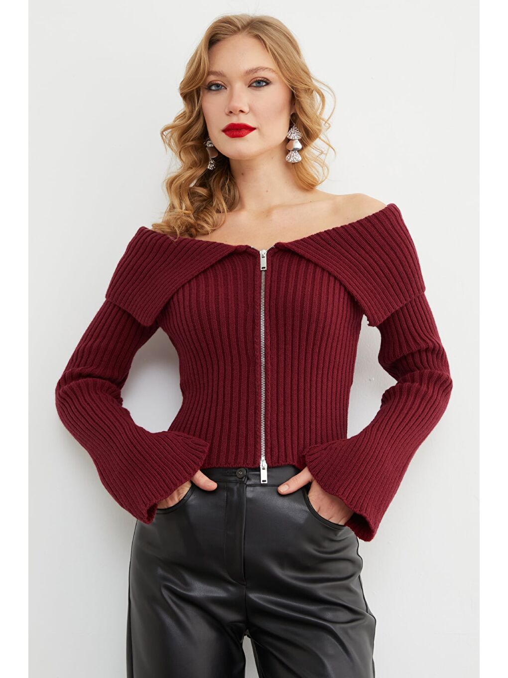 Bordo Kol Detaylı Fermuarlı Madonna Yaka Hırka