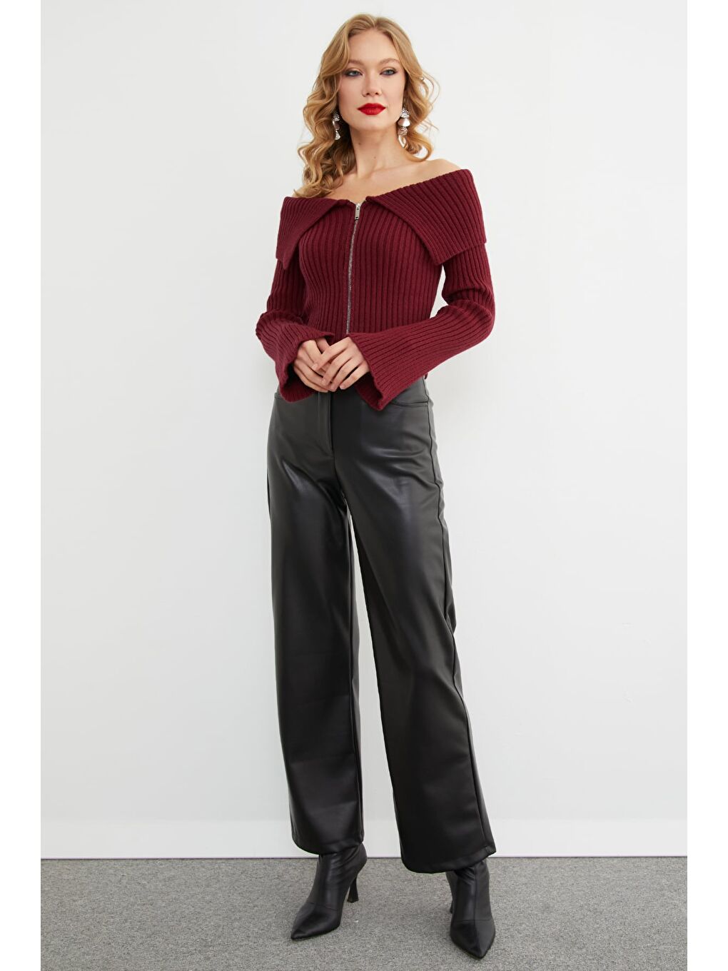 Bordo Kol Detaylı Fermuarlı Madonna Yaka Hırka-2