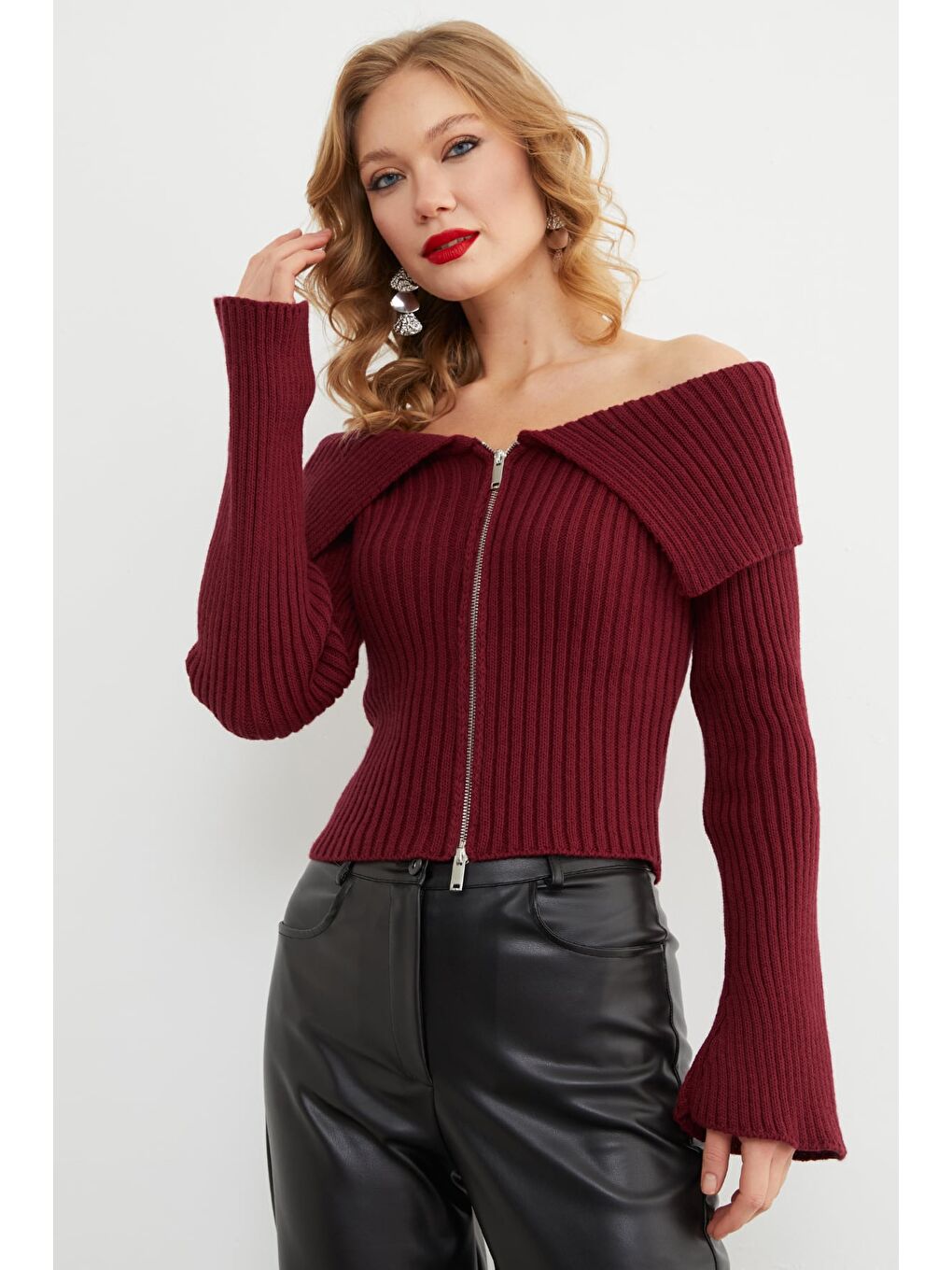 Bordo Kol Detaylı Fermuarlı Madonna Yaka Hırka-3