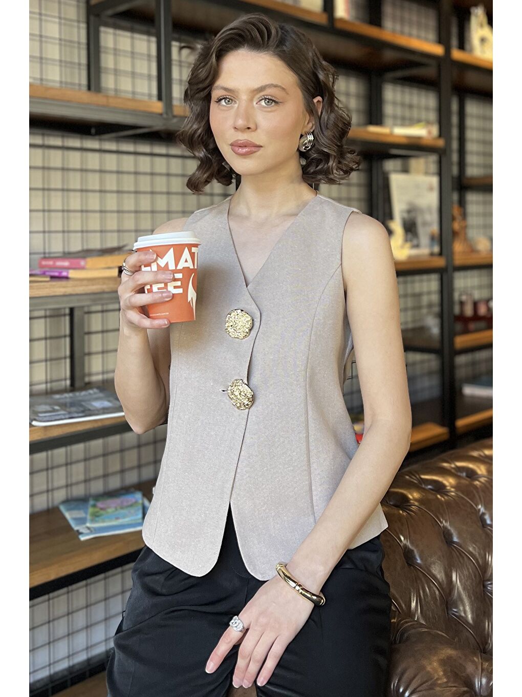 Bej Düğme Detaylı Kadın Keten Yelek-1