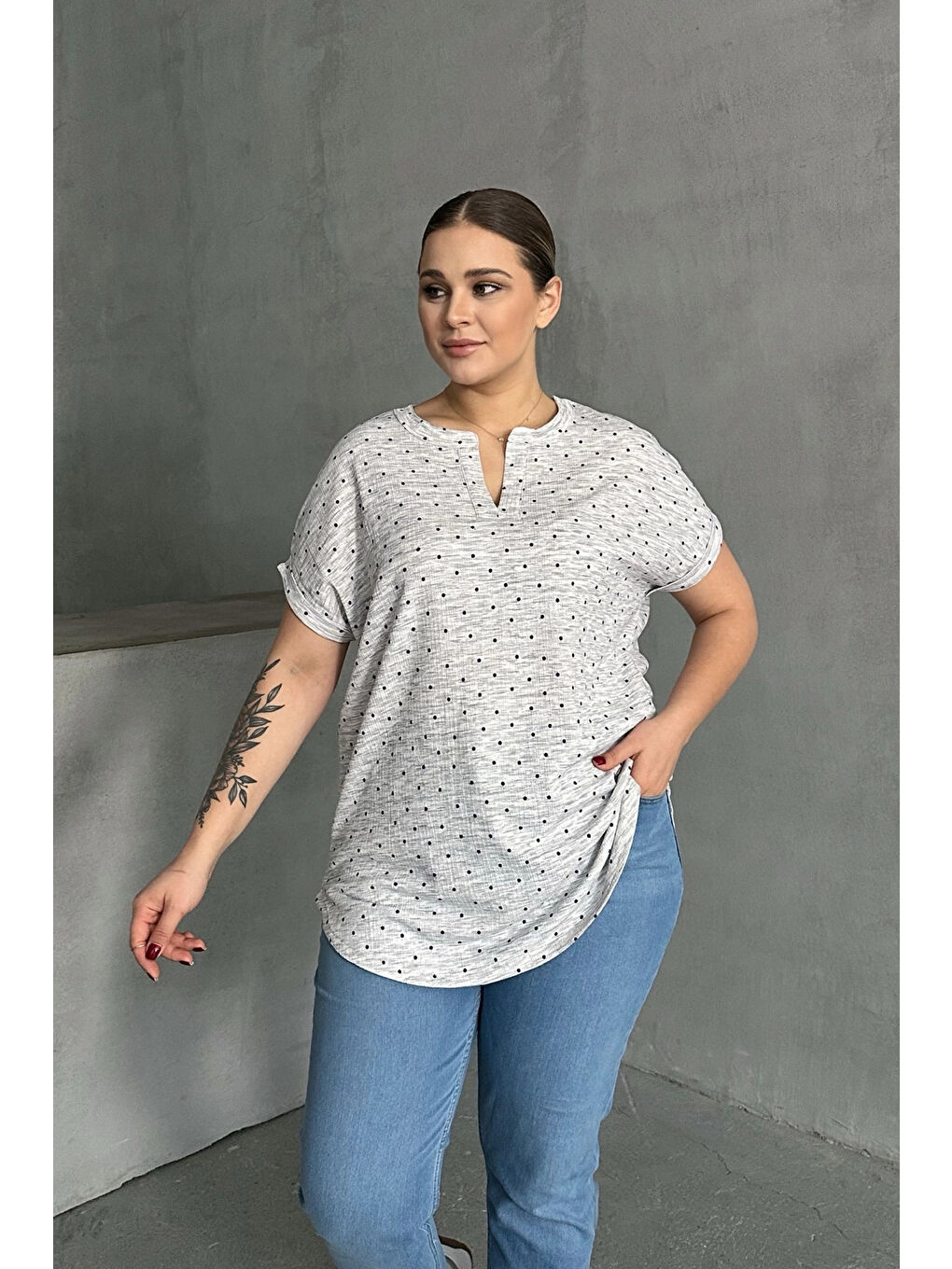 Gri Büyük Beden V Yaka Kısa Kollu Puantiyeli Tişört 303866-1