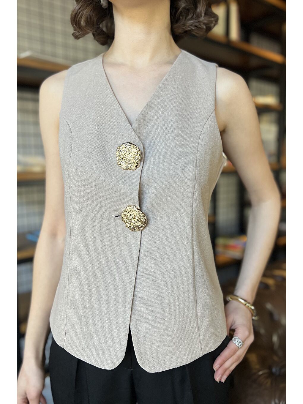 Bej Düğme Detaylı Kadın Keten Yelek-3