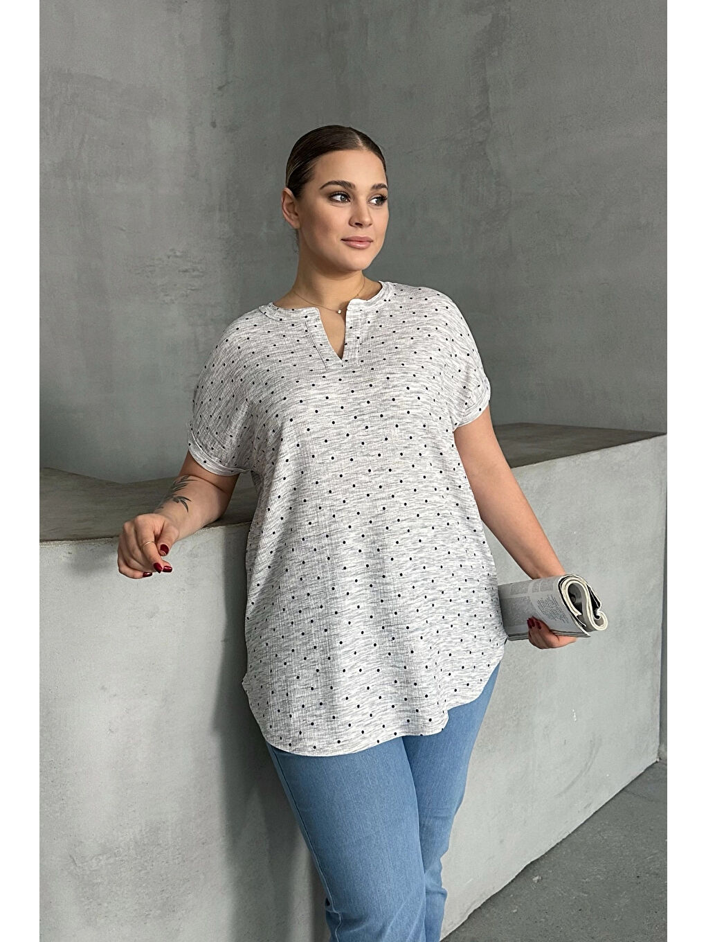 Gri Büyük Beden V Yaka Kısa Kollu Puantiyeli Tişört 303866-3