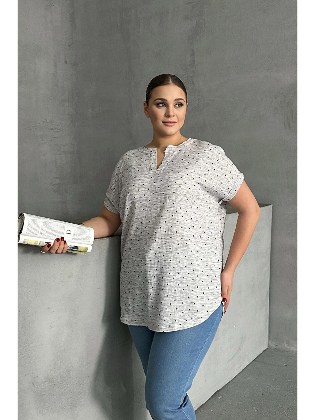 Gri Büyük Beden V Yaka Kısa Kollu Puantiyeli Tişört 303866-4