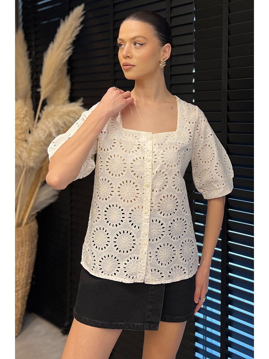 Bej Kadın Dantel İşlemeli Kare Yaka Kısa Kol Gömlek