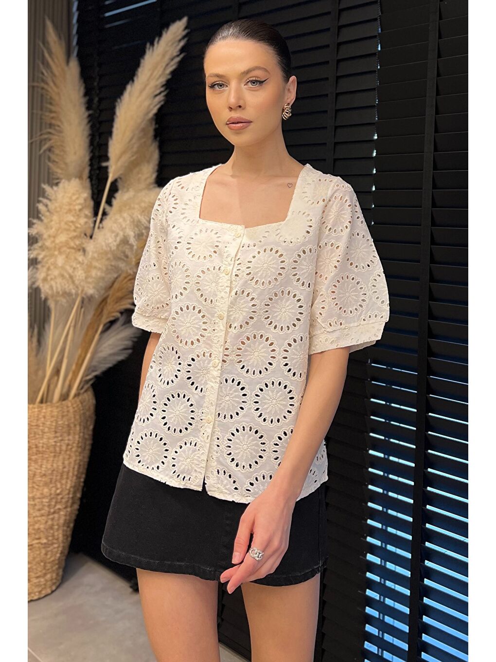 Bej Kadın Dantel İşlemeli Kare Yaka Kısa Kol Gömlek-1