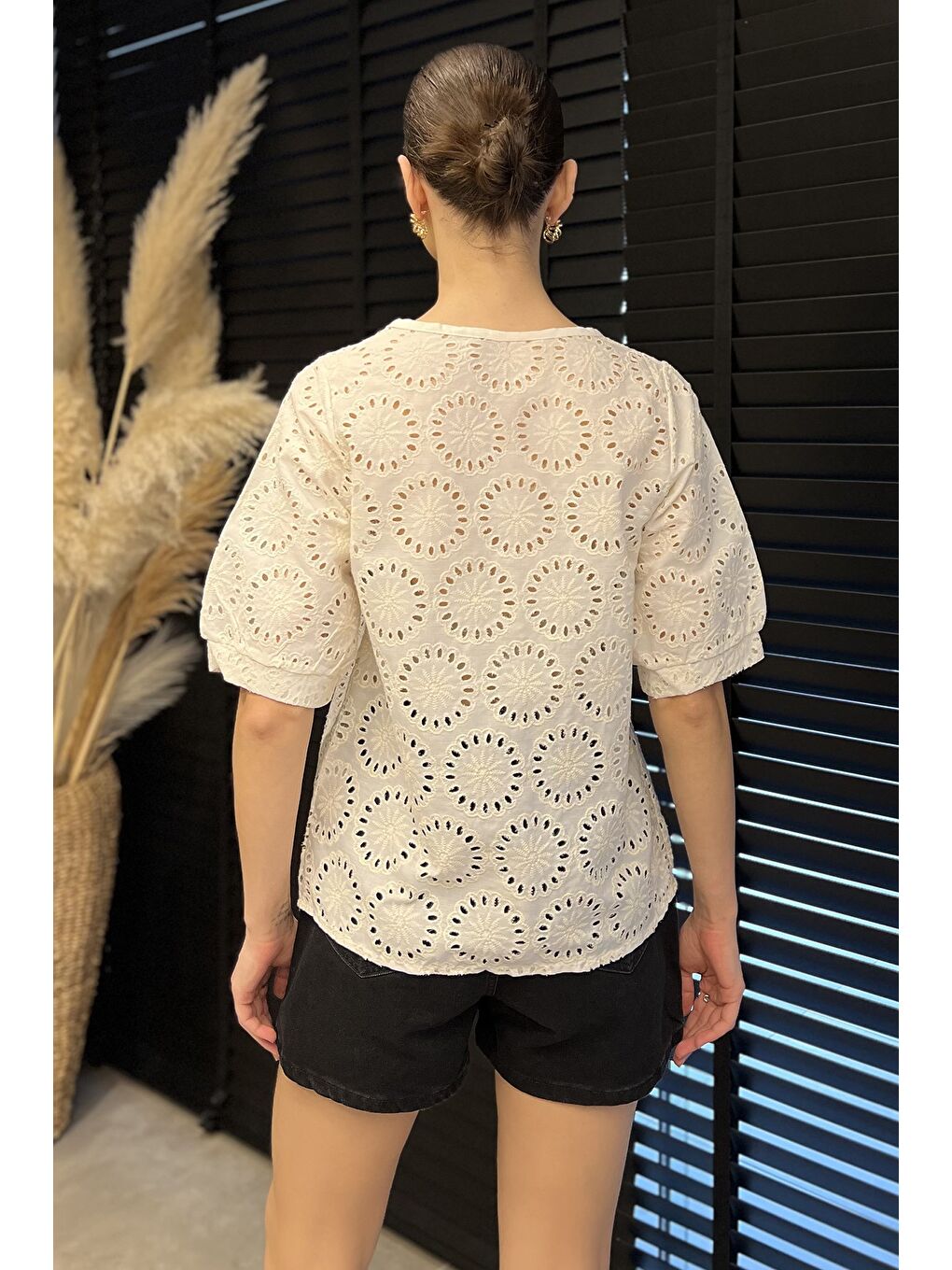 Bej Kadın Dantel İşlemeli Kare Yaka Kısa Kol Gömlek-2