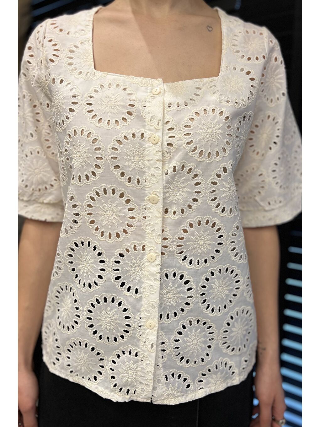 Bej Kadın Dantel İşlemeli Kare Yaka Kısa Kol Gömlek-3