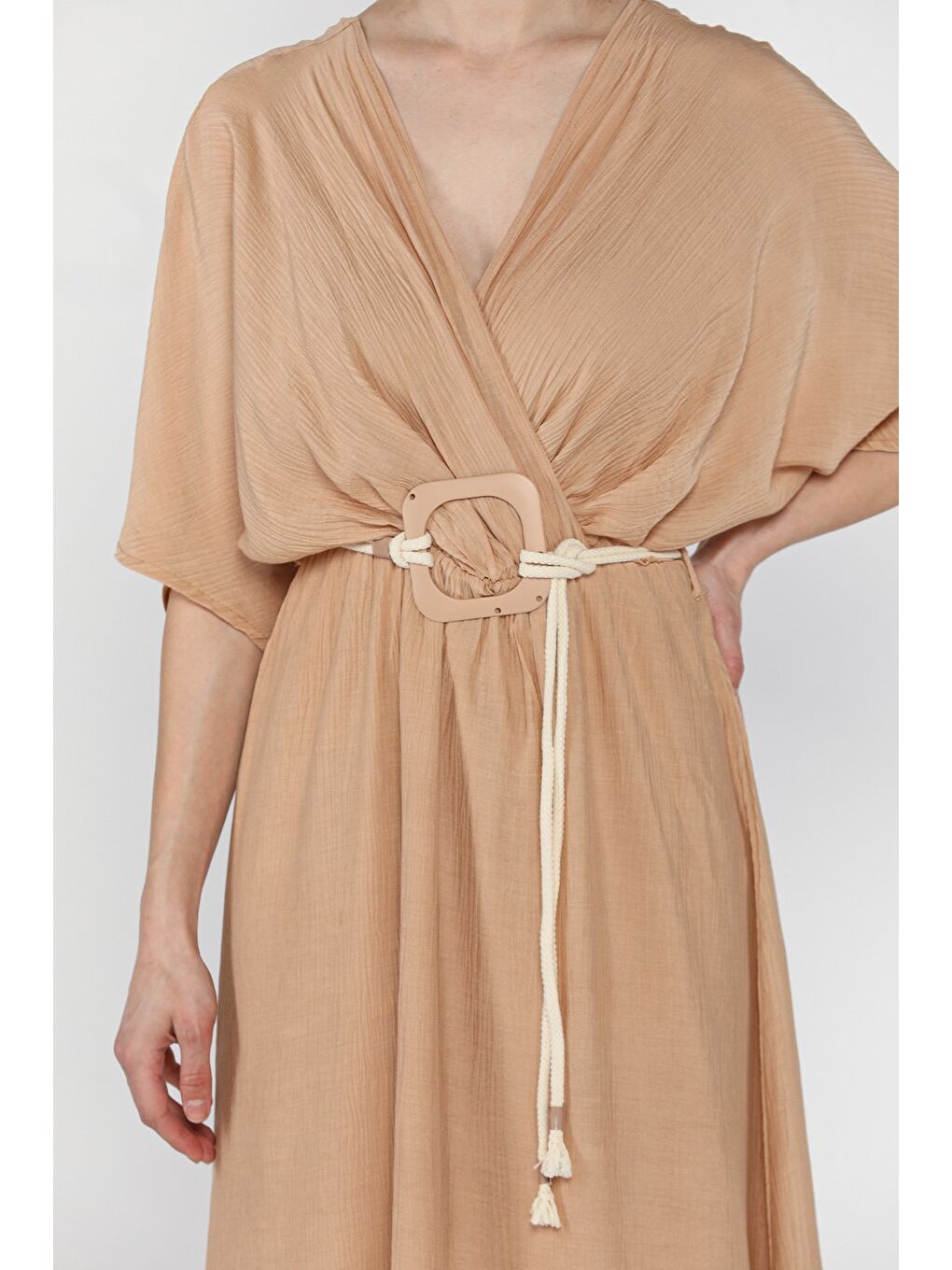 Bej Kruvaze Yaka Bel Lastikli Kemerli Kısa Kol Elbise-3