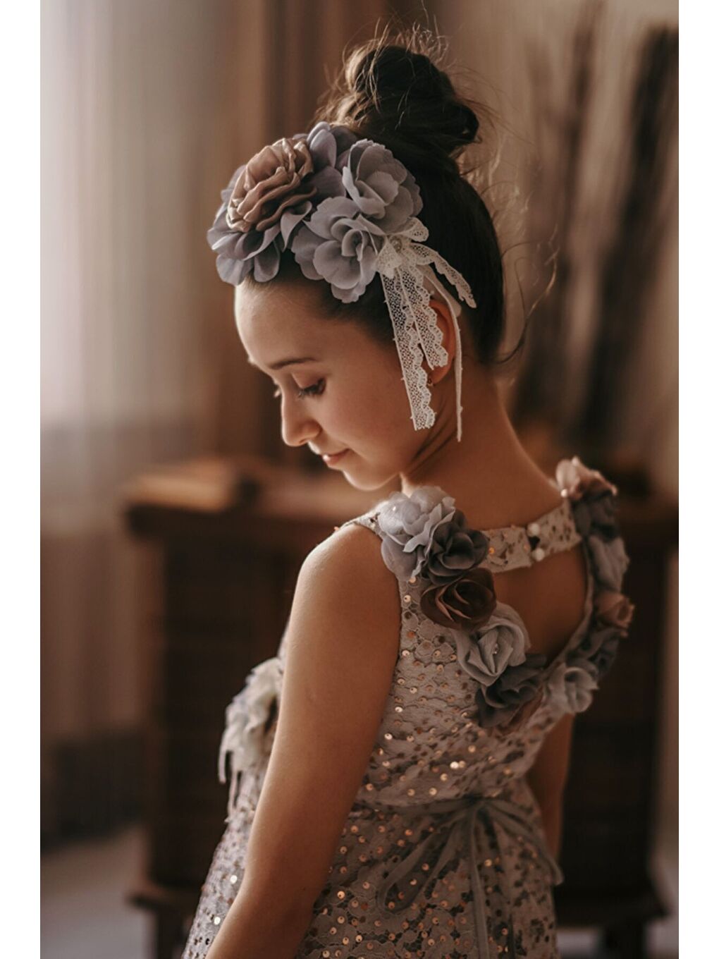 Gri Özel Tasarım Kız Çocuk Elbise, Sırtı Çiçek Detaylı, Taçlı Doğum Günü Elbisesi_M2032-4