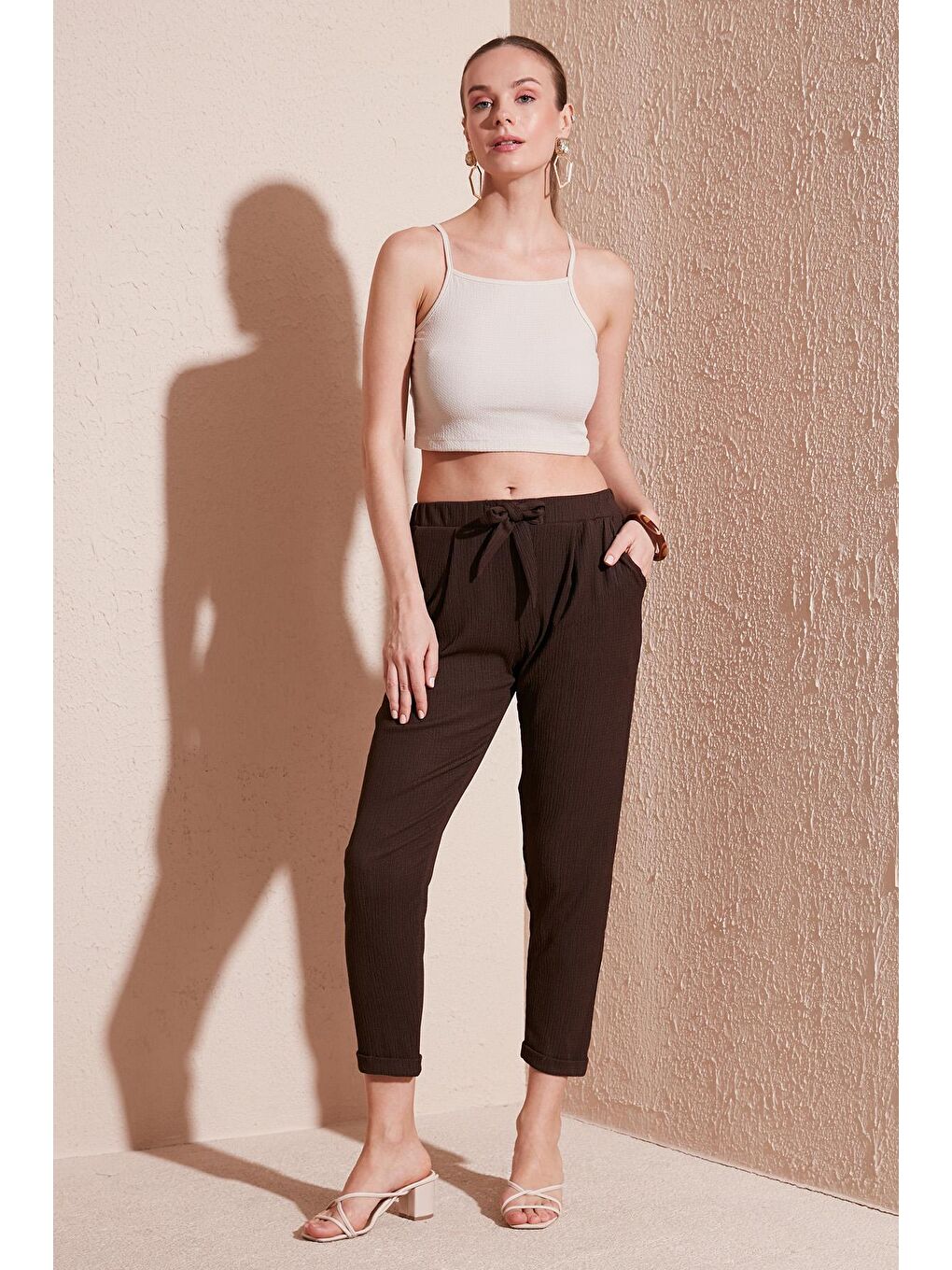 Kahverengi Belden Bağlamalı Cepli Kısa Paça Dar Kesim Pantolon 5865192