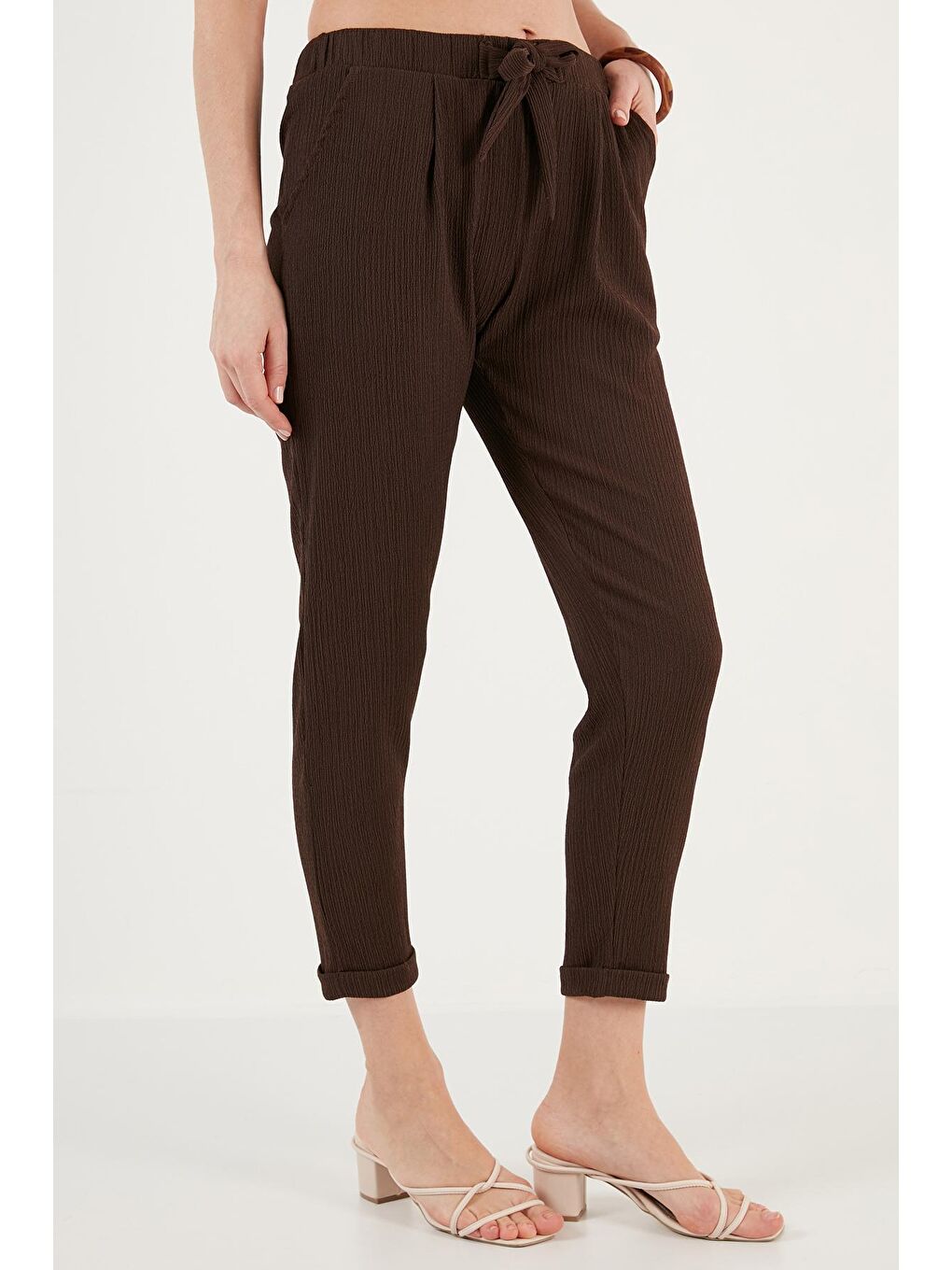 Kahverengi Belden Bağlamalı Cepli Kısa Paça Dar Kesim Pantolon 5865192-2