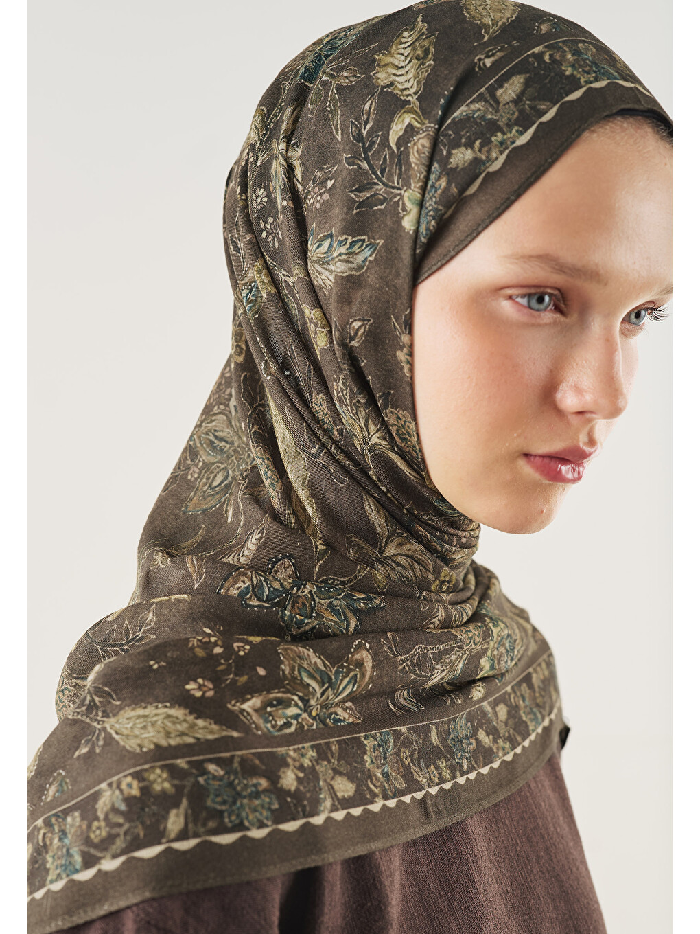 Kahverengi Ethnic Blossom Desen Soft Viskon Şal Tozlu Kahve-1