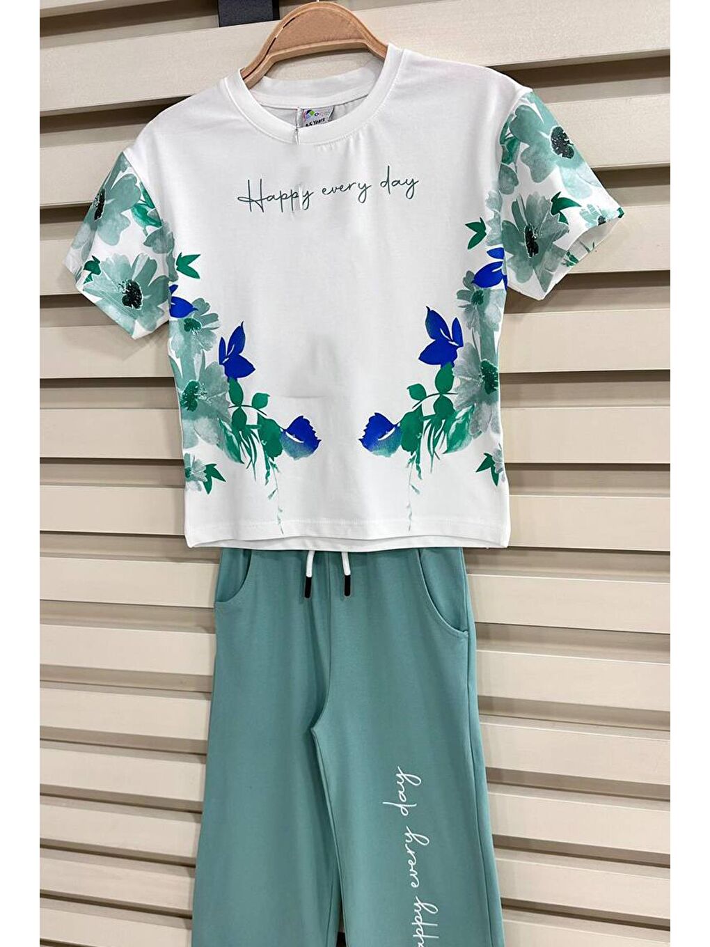 Kız Çocuk Çiçek ve Yazı Baskılı Tişört İspanyol Paça Yeşil Eşofman Takım