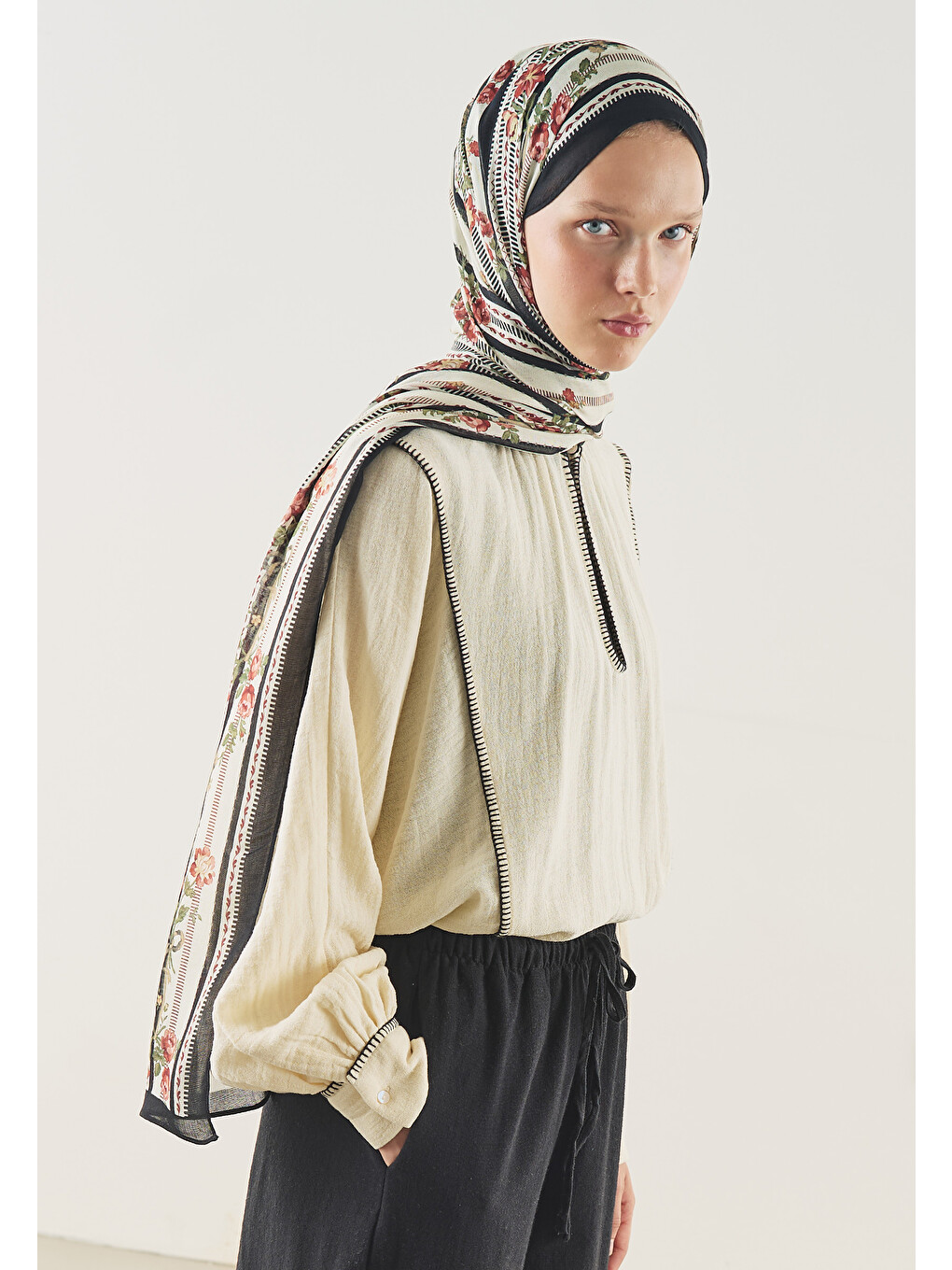 Floral Touch Desen Soft Viskon Şal Siyah-1