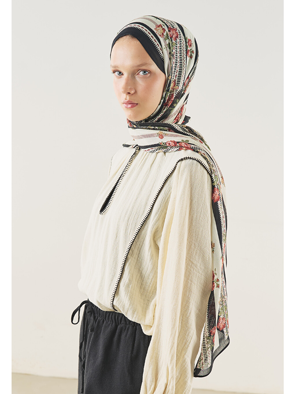 Floral Touch Desen Soft Viskon Şal Siyah-2