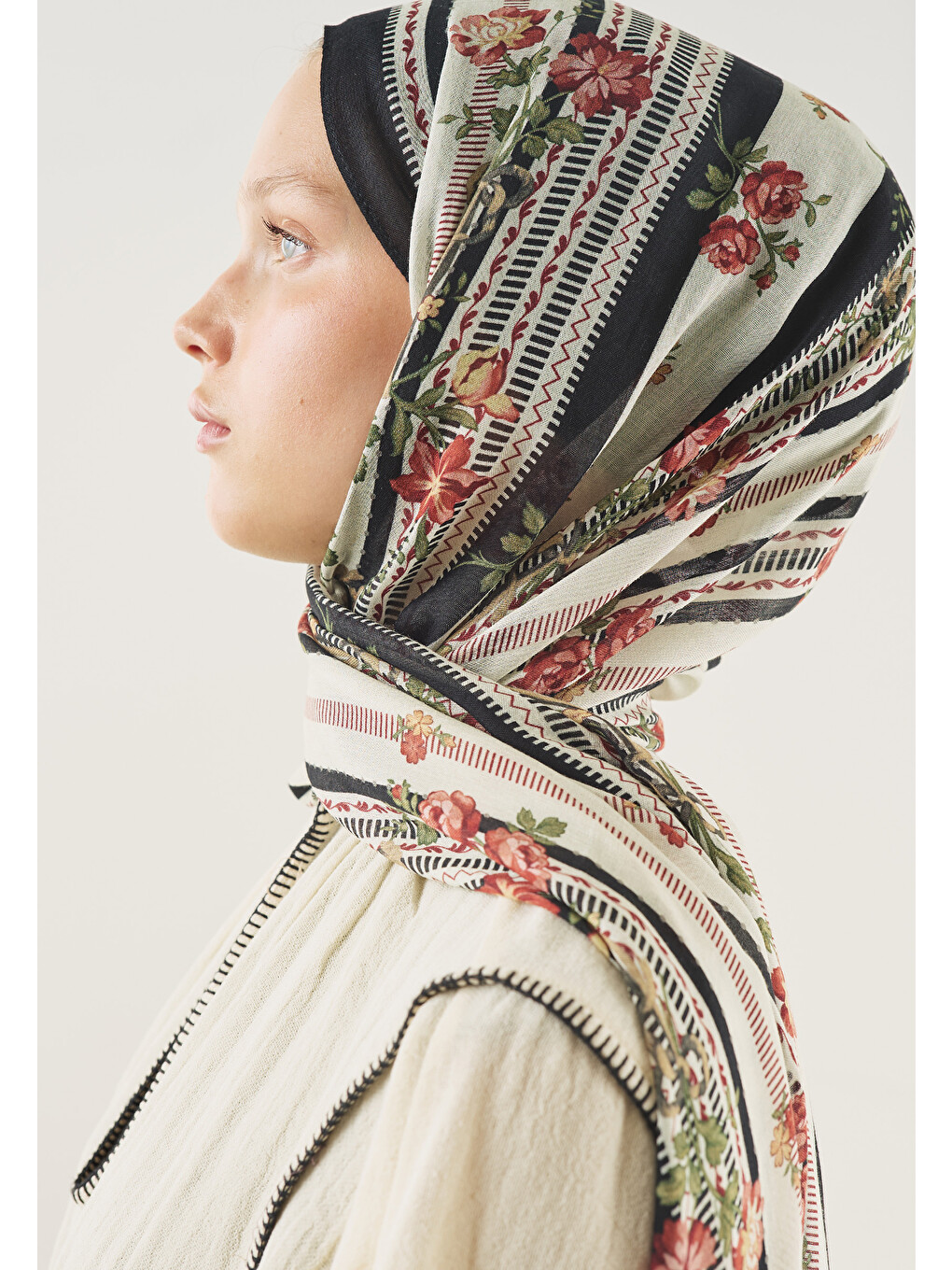 Floral Touch Desen Soft Viskon Şal Siyah-3