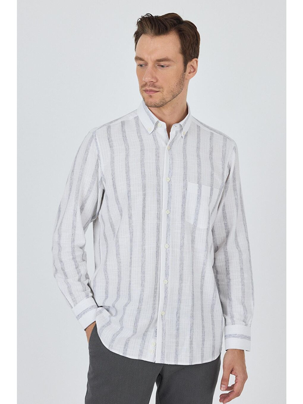 Beyaz Uzun Kol Çizgili Desen Bez Ayağı Düğmeli Yaka Cepli Pamuklu Casual Comfort Fit Gömlek 1004250190-1