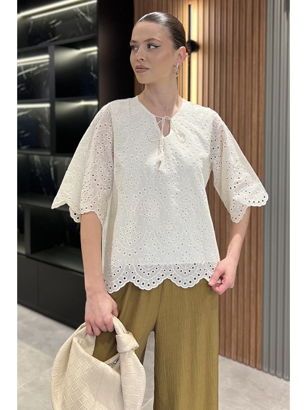 Ekru V Yaka Dantel İşlemeli Astarlı Kadın Bluz