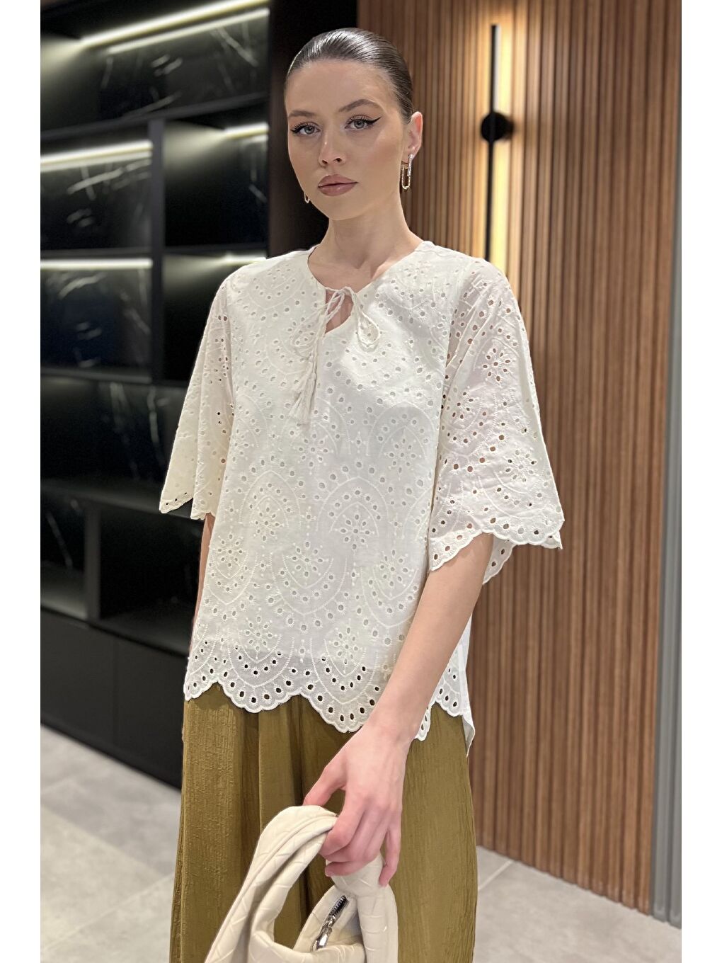Ekru V Yaka Dantel İşlemeli Astarlı Kadın Bluz-1