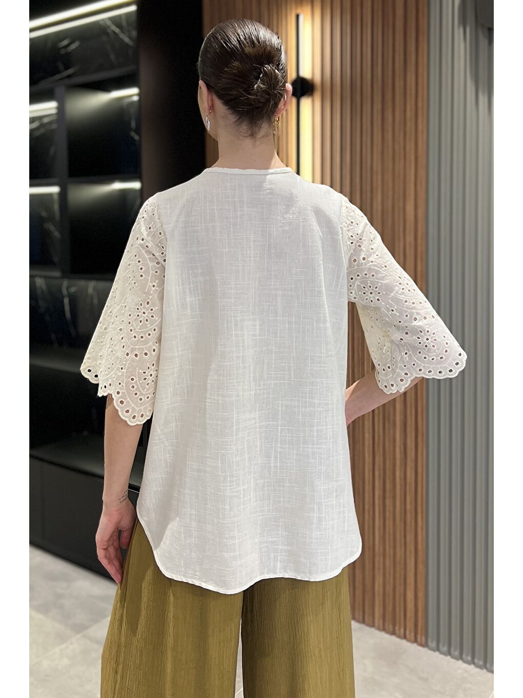 Ekru V Yaka Dantel İşlemeli Astarlı Kadın Bluz-2