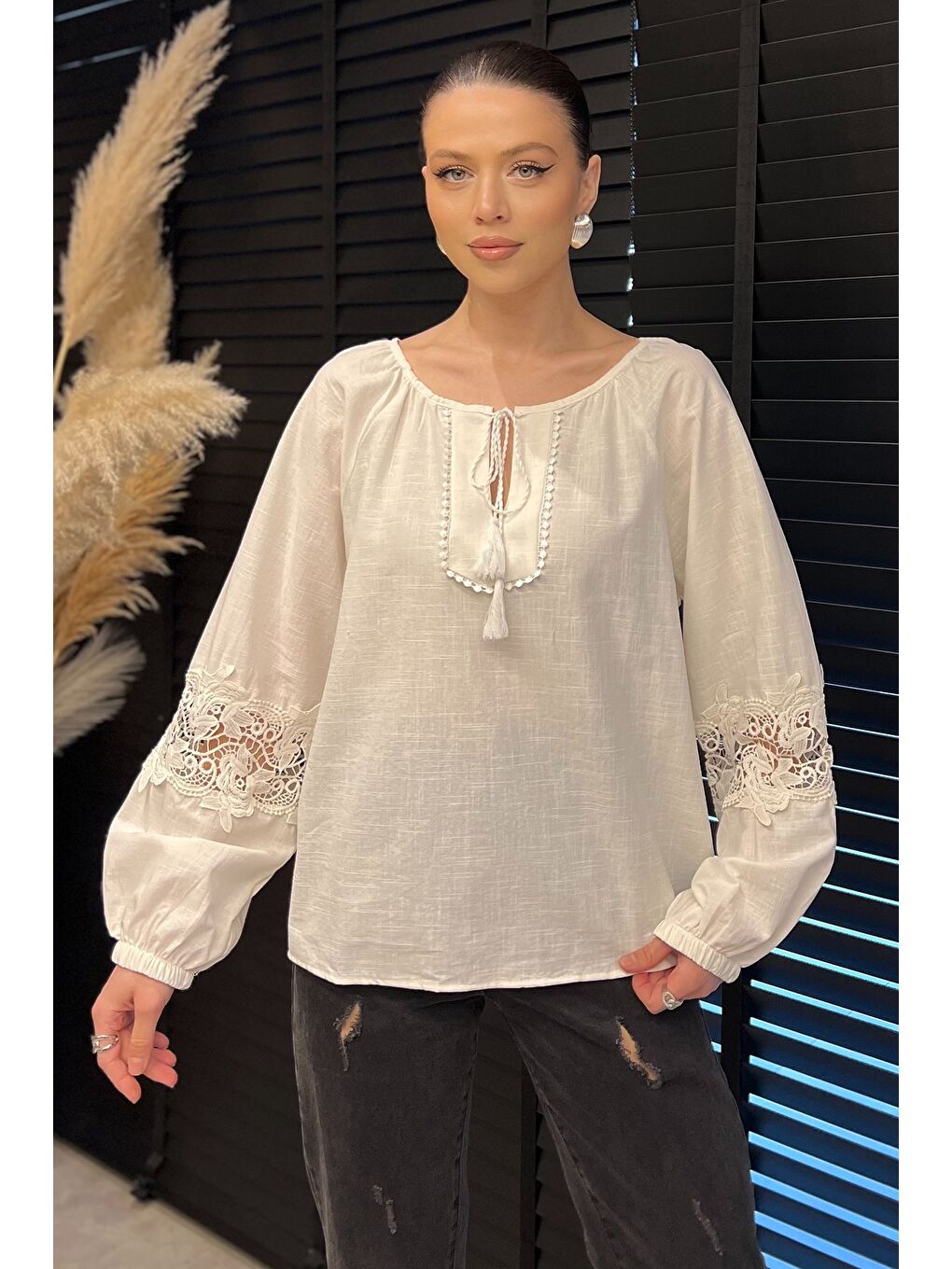 Ekru Yaka Bağlamalı Kol Fisto Detaylı Keten Bluz