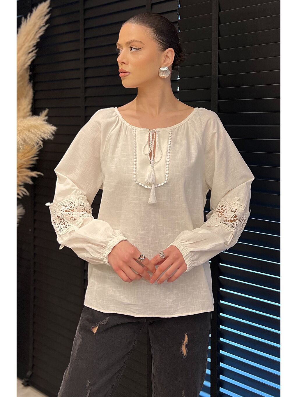 Ekru Yaka Bağlamalı Kol Fisto Detaylı Keten Bluz-1