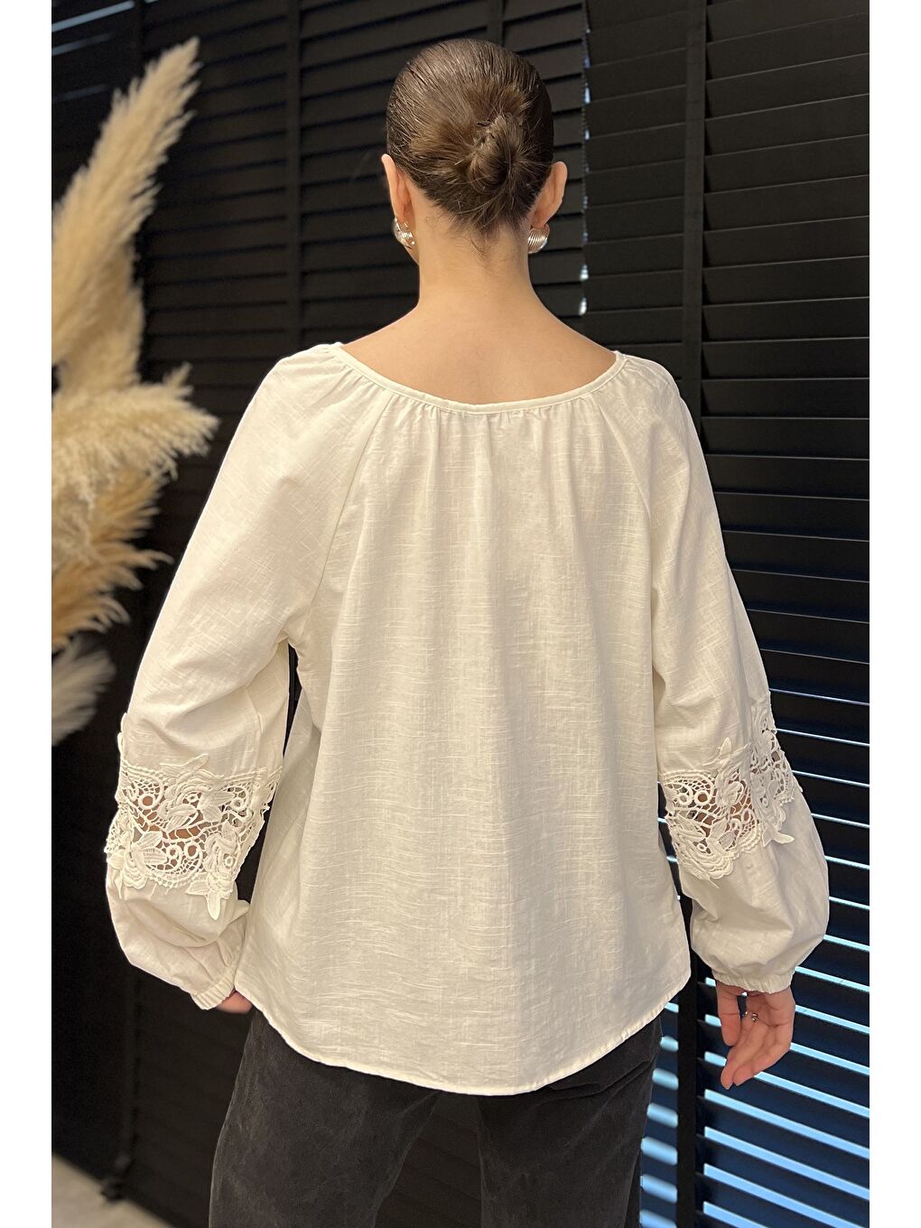 Ekru Yaka Bağlamalı Kol Fisto Detaylı Keten Bluz-2
