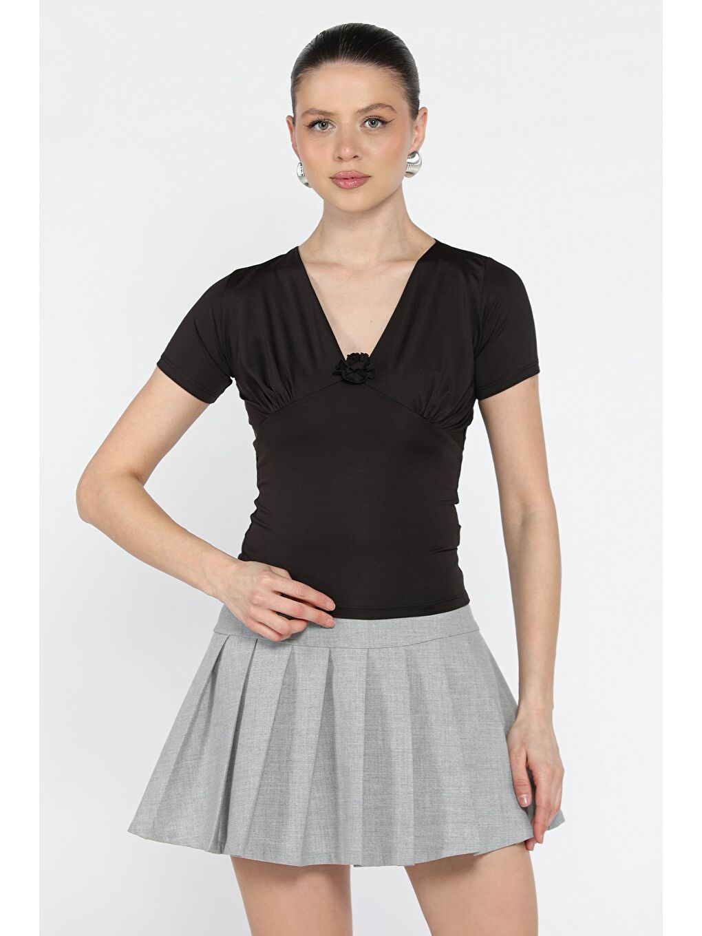 Siyah Gül Detaylı V Yaka Kadın Bluz