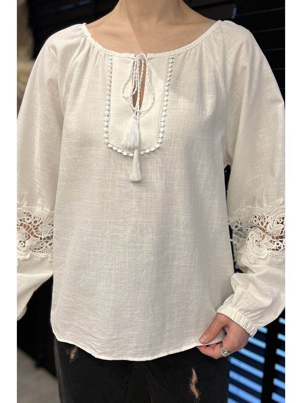 Ekru Yaka Bağlamalı Kol Fisto Detaylı Keten Bluz-3