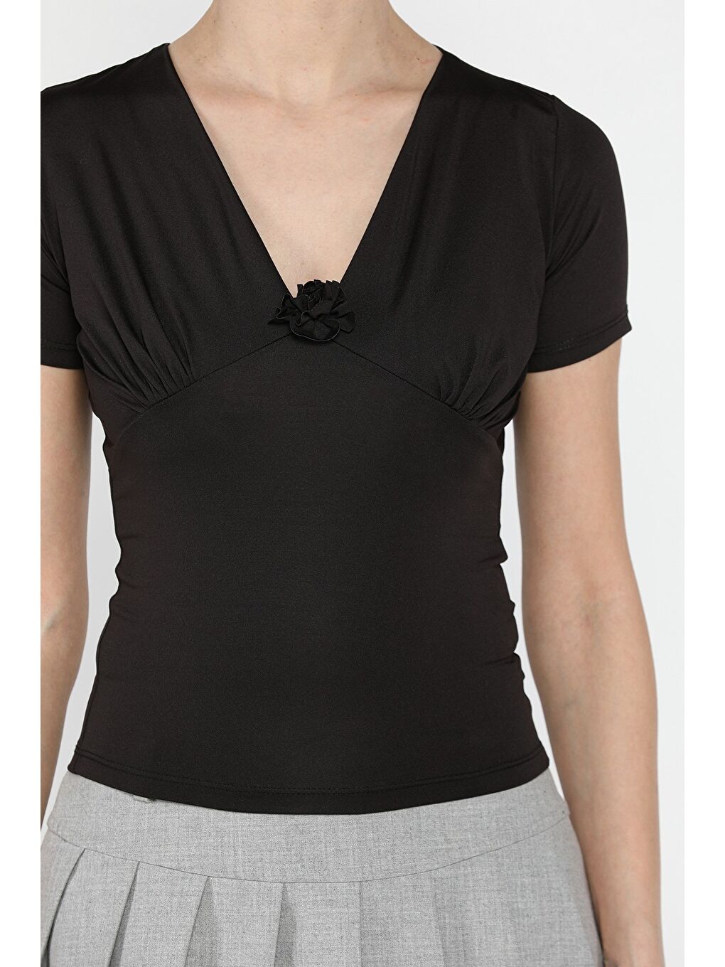 Siyah Gül Detaylı V Yaka Kadın Bluz-3