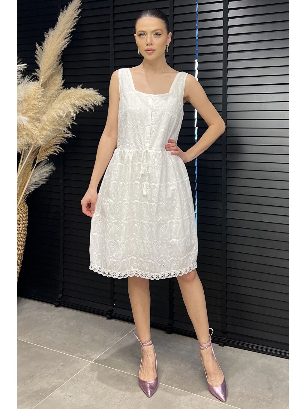 Beyaz Kare Yaka Yarım Düğmeli Elbise-1