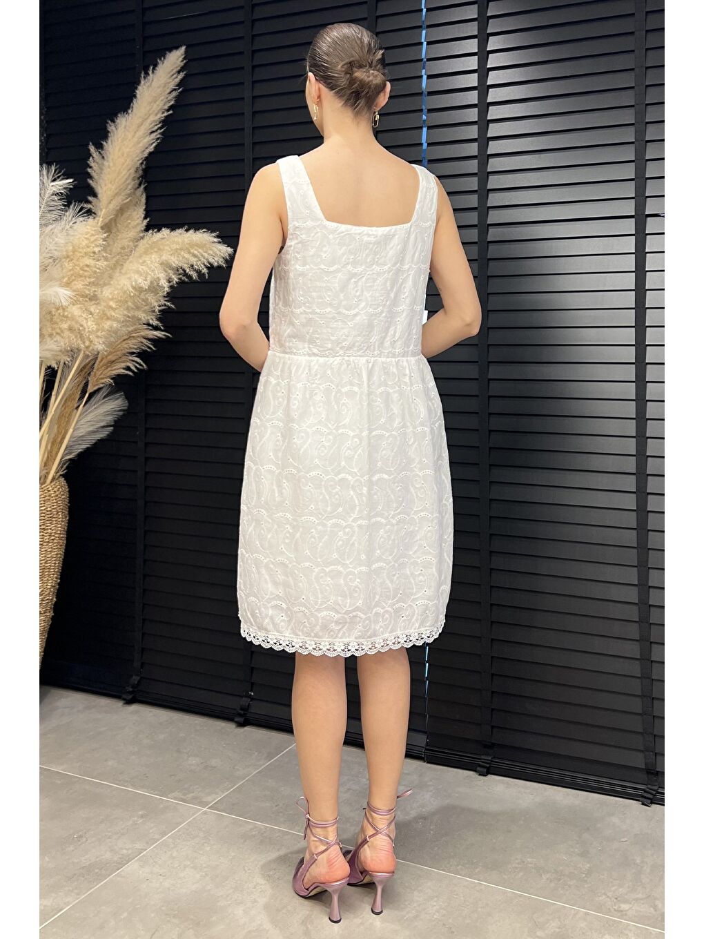 Beyaz Kare Yaka Yarım Düğmeli Elbise-2