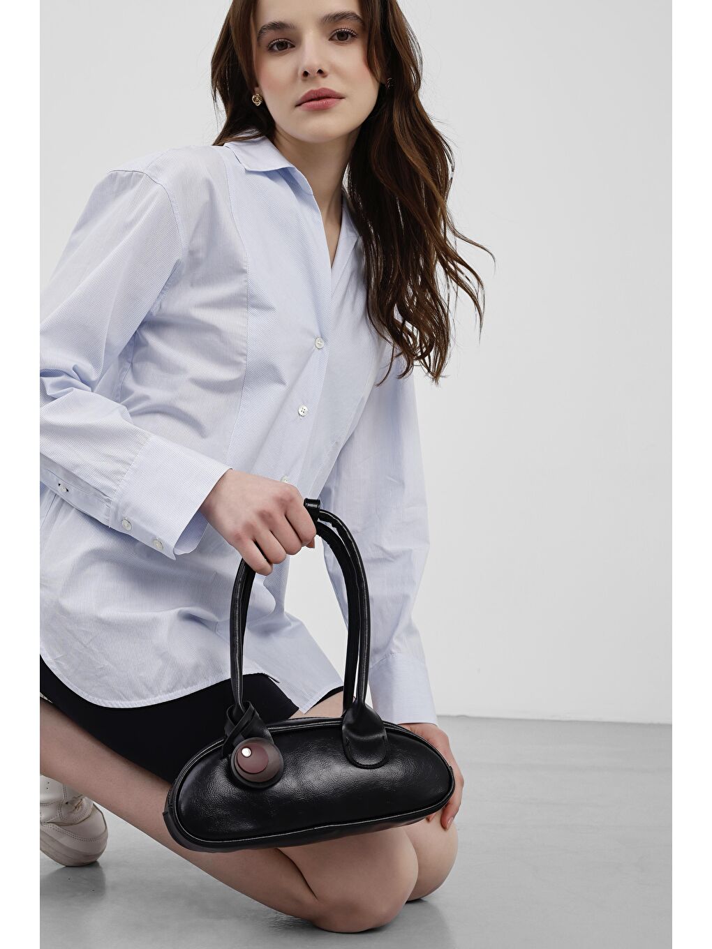 Lisse Charmlı Oval Baget Çanta Siyah-4