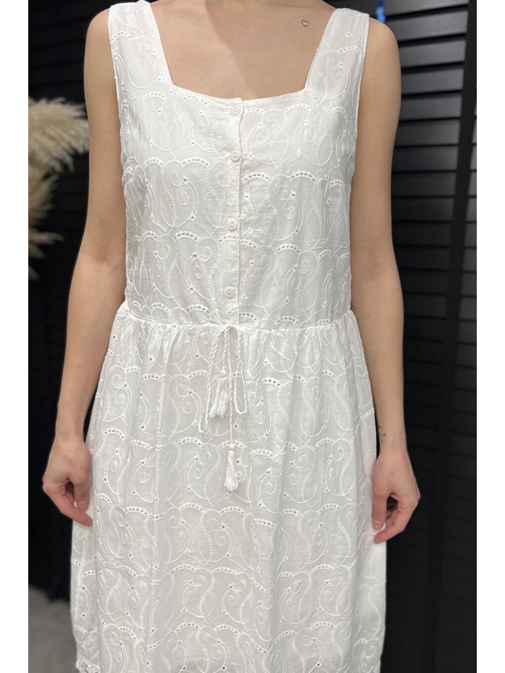 Beyaz Kare Yaka Yarım Düğmeli Elbise-3