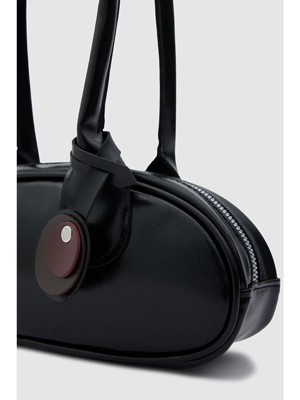 Lisse Charmlı Oval Baget Çanta Siyah-5