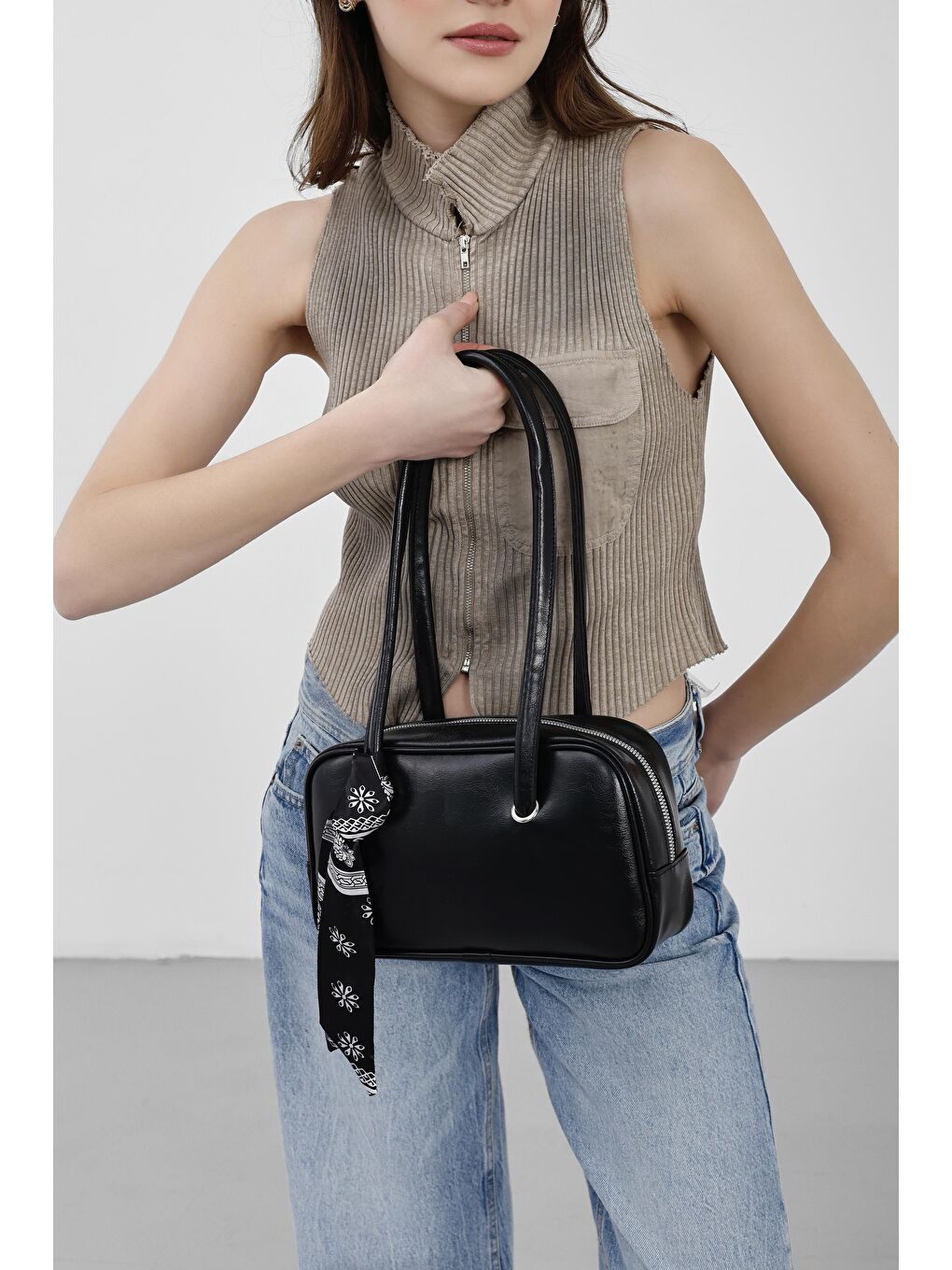 Beau Fular Detaylı Baget Çanta Siyah-1