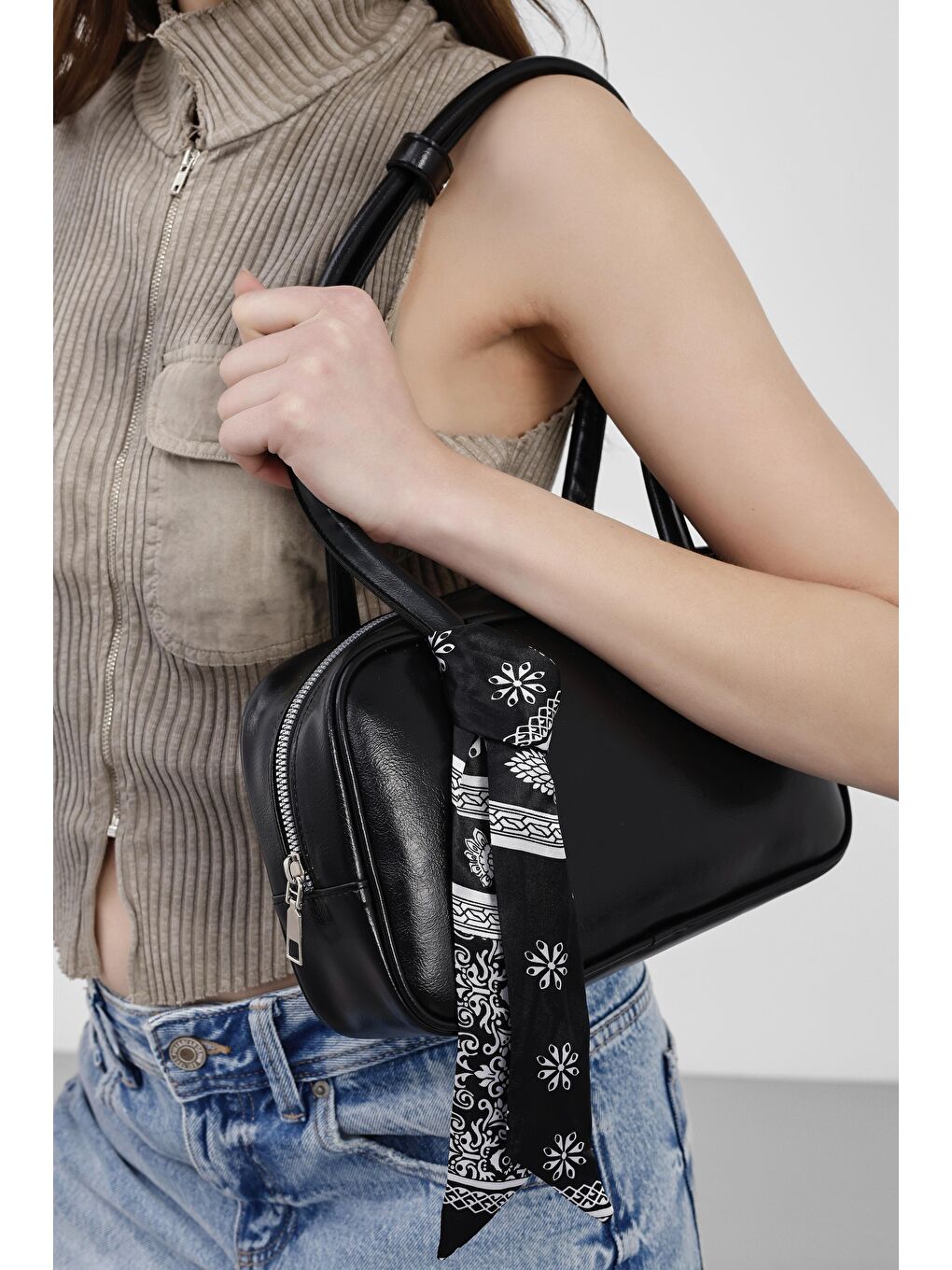 Beau Fular Detaylı Baget Çanta Siyah-3