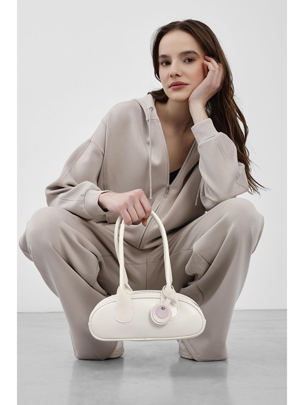 Ekru Lisse Charmlı Oval Baget Çanta Krem-1