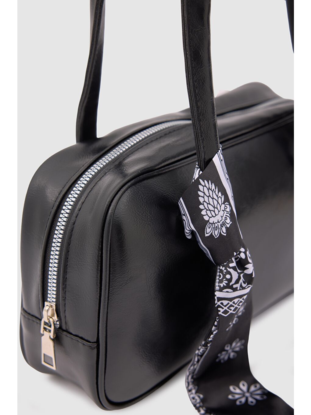 Beau Fular Detaylı Baget Çanta Siyah-5