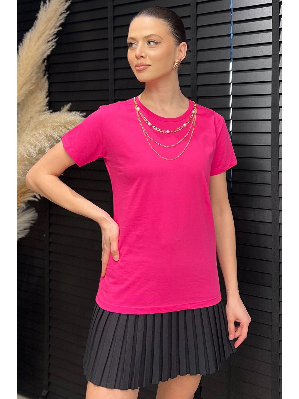 Fuşya Kadın Aksesuarlı Bisiklet Yaka Tişört