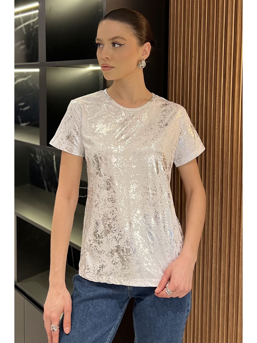 Beyaz Bisiklet Yaka Varak Baskılı Kadın Tişört