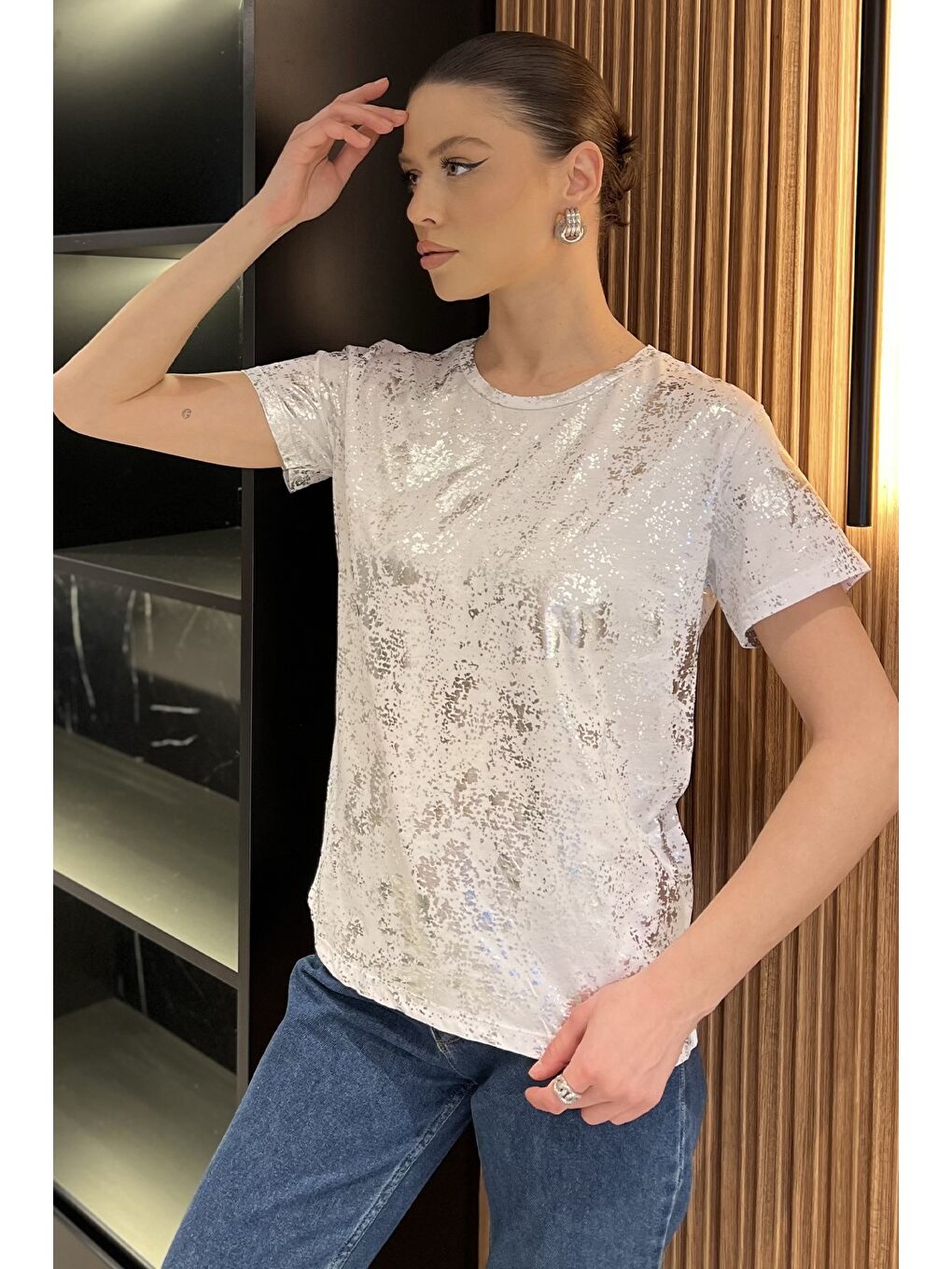 Beyaz Bisiklet Yaka Varak Baskılı Kadın Tişört-1