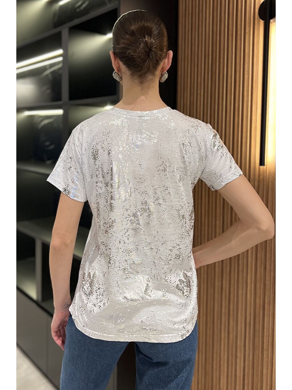 Beyaz Bisiklet Yaka Varak Baskılı Kadın Tişört-2