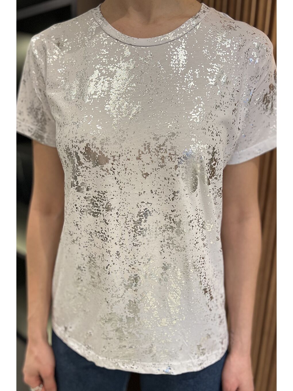 Beyaz Bisiklet Yaka Varak Baskılı Kadın Tişört-3