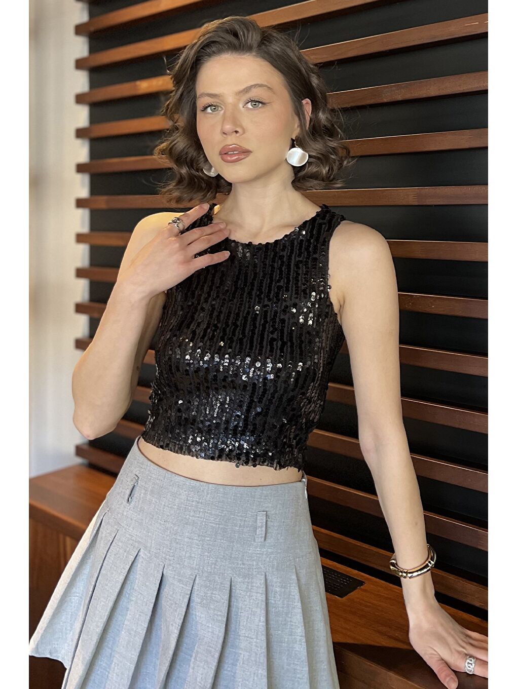 Siyah Kadın Pul Payetli Sıfır Kol Bluz-1