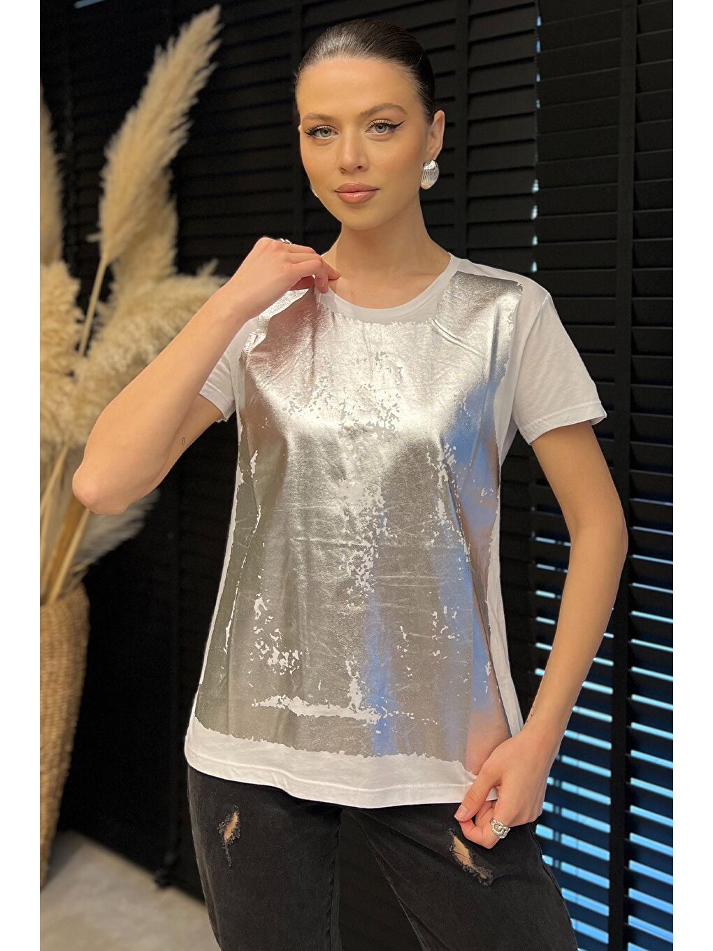 Beyaz Ön Varak Baskılı Bisiklet Yaka Kadın Tişört