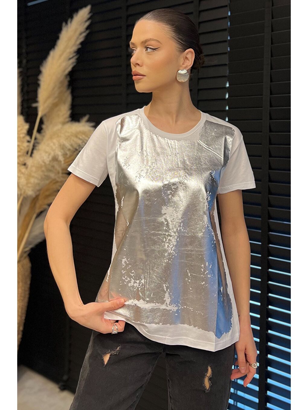 Beyaz Ön Varak Baskılı Bisiklet Yaka Kadın Tişört-1