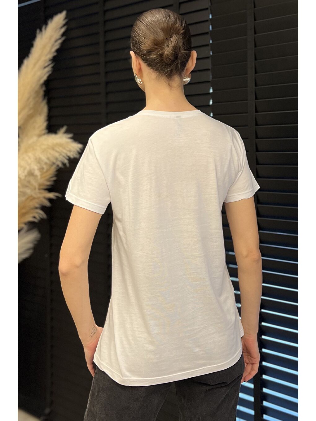 Beyaz Ön Varak Baskılı Bisiklet Yaka Kadın Tişört-2